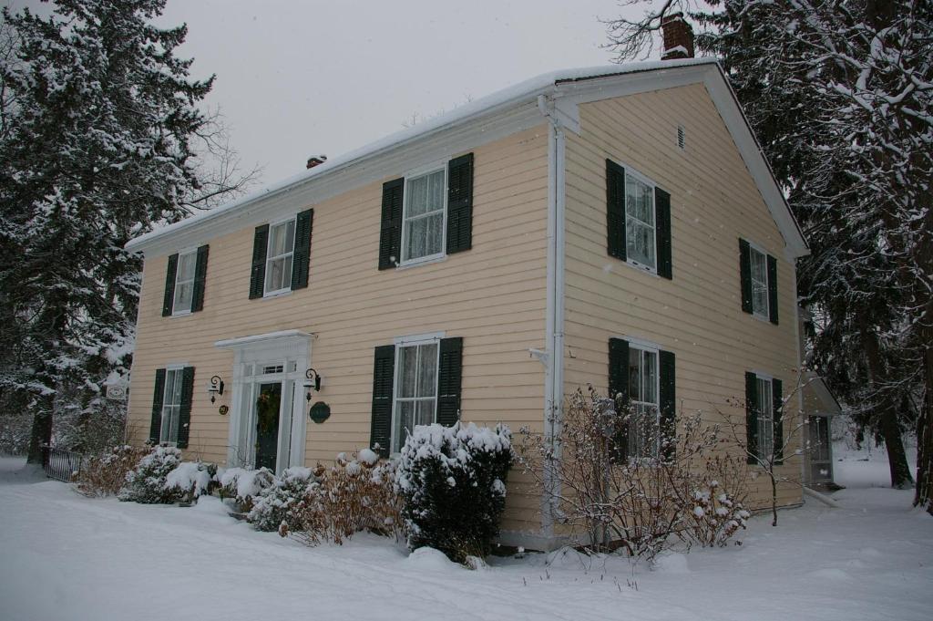 Royal Manor Bed & Breakfast Ниагара-он-те-Лейк Экстерьер фото