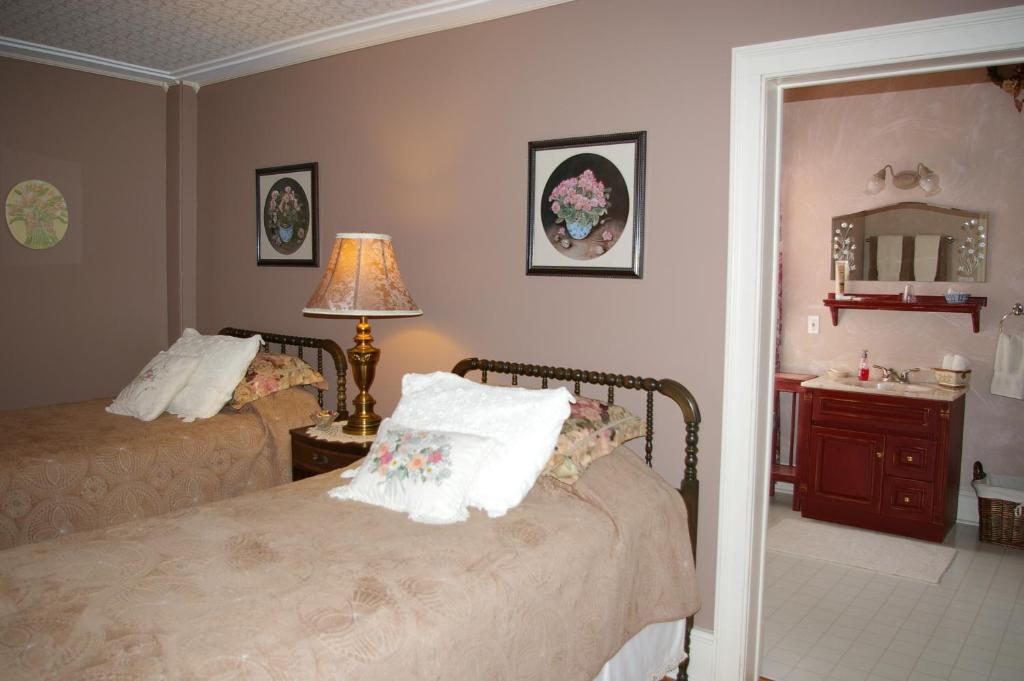 Royal Manor Bed & Breakfast Ниагара-он-те-Лейк Экстерьер фото